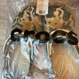NWT Crocs vintage camo w11 m9